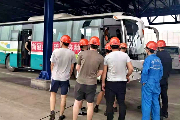 疫苗接種專車直接開到“明州68”輪船舷邊為船員進(jìn)行現(xiàn)場(chǎng)疫苗接種。朱文達(dá)攝_副本_副本.jpg