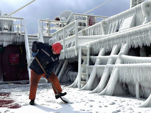 “富興22”輪船員在寒冬大雪中鏟除船舶設(shè)備上的積雪。羅杰攝_副本_副本.jpg