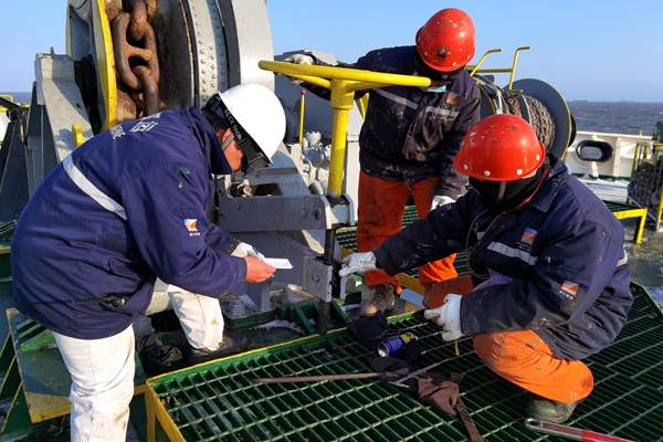 3.寧波海運(yùn)船員在寒風(fēng)中進(jìn)行錨機(jī)、錨鏈、制鏈器、剎車(chē)等設(shè)備檢查。林建偉攝_副本_副本.jpg