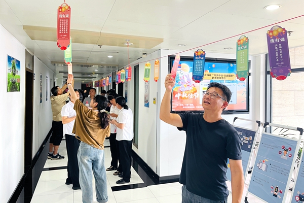 寧波海運(yùn)開(kāi)展“月滿(mǎn)中秋 喜迎國(guó)慶”職工趣味活動(dòng)。李虹鋒攝_副本.jpg
