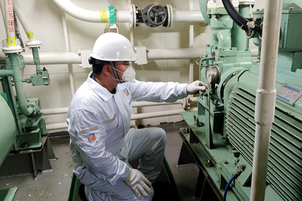 寧波海運(yùn)青年機(jī)務(wù)檢查船舶錨機(jī)油泵工況。郭文勝攝_副本.jpg