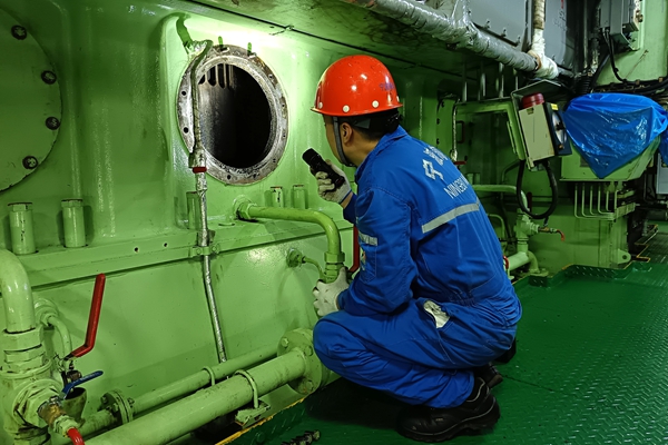 寧波海運(yùn)青年船員做好船舶主機(jī)掃氣箱檢查。閆小亮 攝_副本.jpg