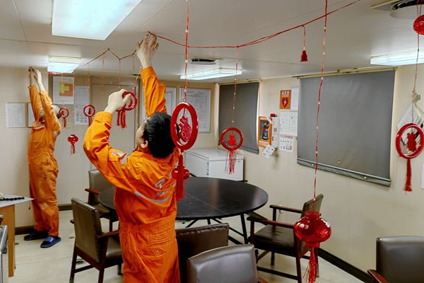 “浙能7”輪開展新春氛圍布置。張全利 攝_副本.jpg