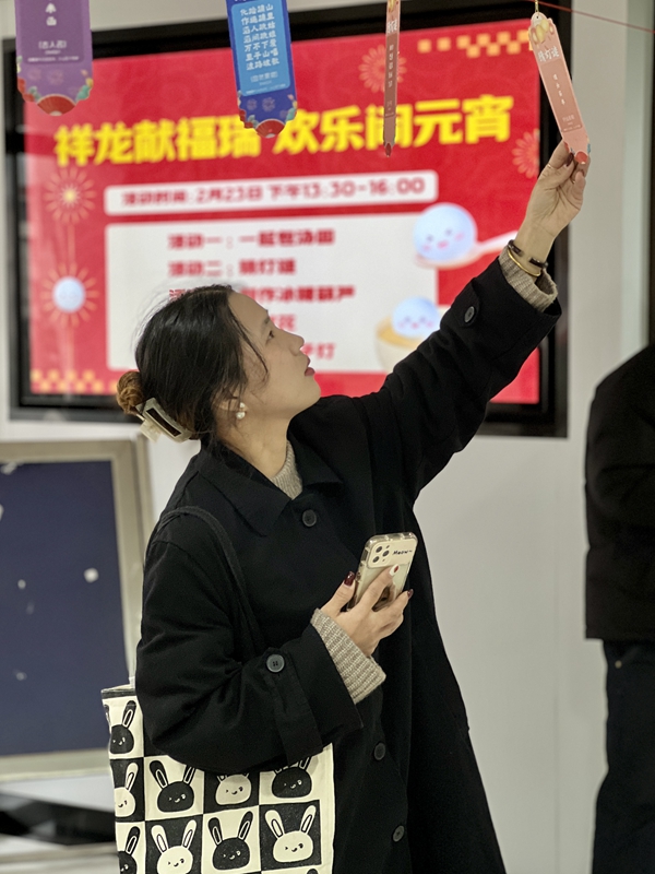 寧波海運職工正在猜燈謎。黃崇武 攝_副本.jpg