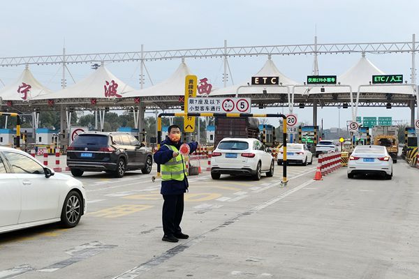 寧波西收費所外廣場引導(dǎo)入口車輛_副本.jpg