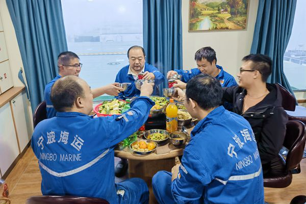 “明州506”輪船員們圍坐一爐享受美味。楊天賜 攝_副本.jpg