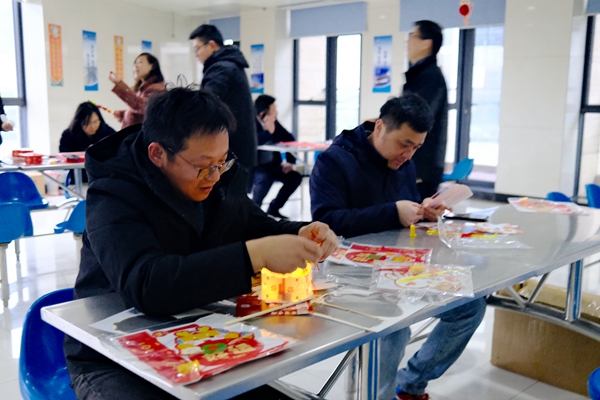 寧波海運職工正在制作花燈。黃崇武攝_副本.jpg