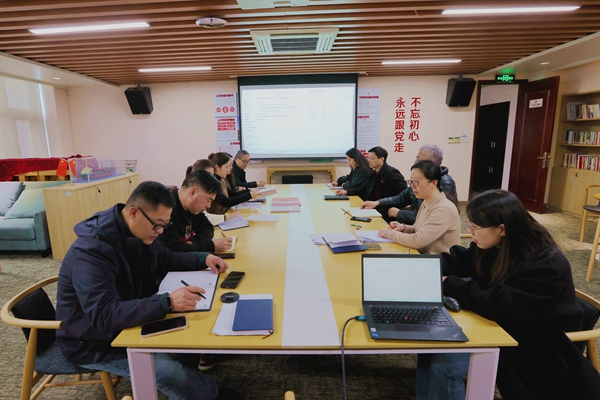 寧波海運(yùn)管理部門第二黨支部學(xué)貫黨代會(huì)精神。陸瑩 攝_副本.jpg