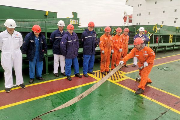 “明州59”輪船舶舉行了拋水龍帶實操比賽。林建偉 攝_副本.jpg