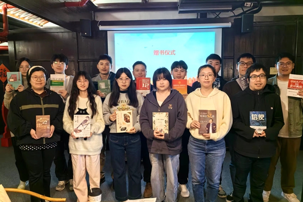 寧波海運(yùn)組織開展“世界讀書日”活動(dòng)。金路 攝_副本_副本.jpg