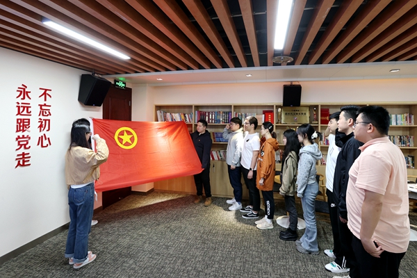 公司團員青年重溫入團誓詞。陸瑩 攝_副本.jpg