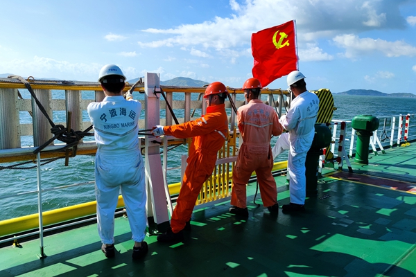 寧波海運船舶青年在臺風(fēng)天氣來臨前，對甲板懸梯進行捆扎牢固作業(yè)。_副本.jpg