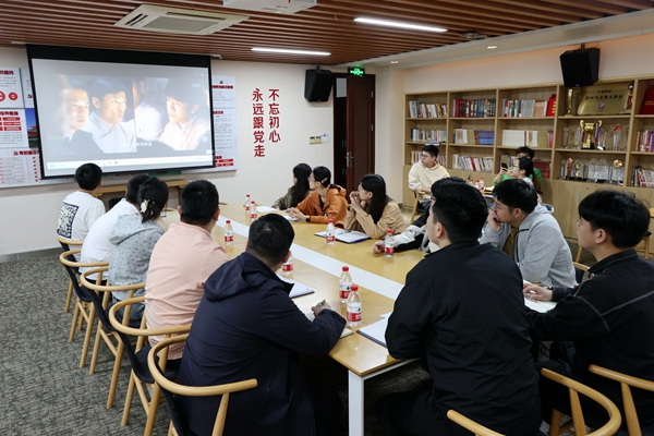 公司團員青年集體觀看五四系列影視作品。陸瑩 攝_副本.jpg