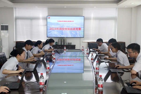 收費(fèi)員技能比武理論知識采取無紙化答題。林峰攝_副本.jpg