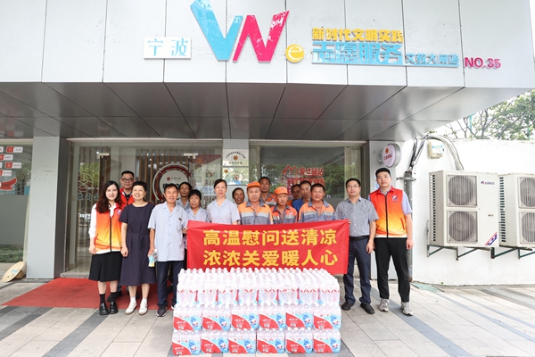 送清涼-環(huán)衛(wèi)工人。陸瑩攝1#_副本.jpg