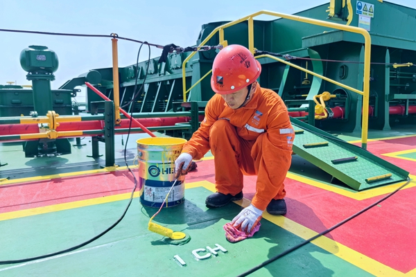 00-烈日下，寧波海運船員進行船舶刷漆作業(yè)。劉忠新攝_副本.jpg