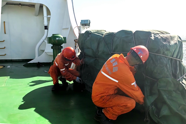 寧波海運船員綁扎船舶救生筏登乘梯，做好防臺準備工作。陳玉堂 攝_副本.jpg