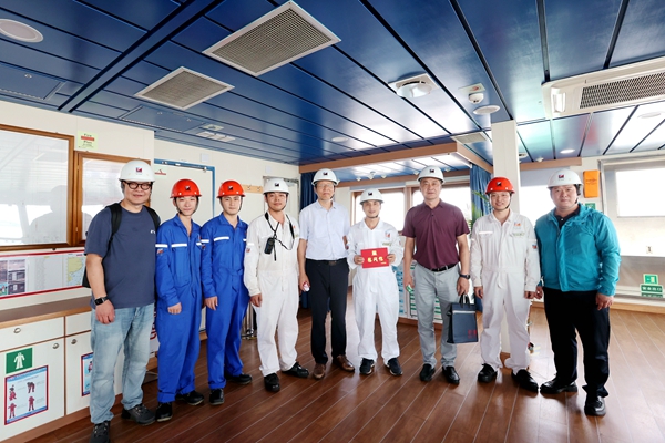 00-寧波海運赴船舶一線開展高溫慰問。陸瑩攝_副本.jpg