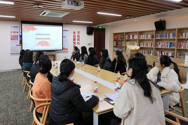 寧波海運(yùn)女職工學(xué)貫全國兩會精神。陸瑩攝_副本.jpg