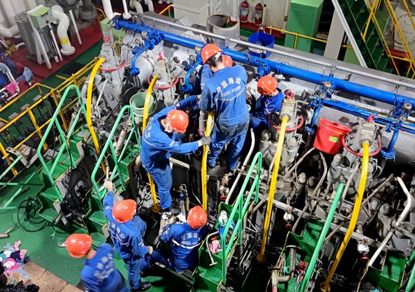 春節(jié)期間，寧波海運船員們在機(jī)艙間做好主機(jī)設(shè)備日常維護(hù)保養(yǎng)工作。閆小亮 攝_副本.jpg